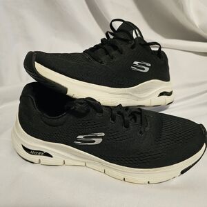 Skechers Black and White Arch Fit Shoes Size 9.5 Great condition.